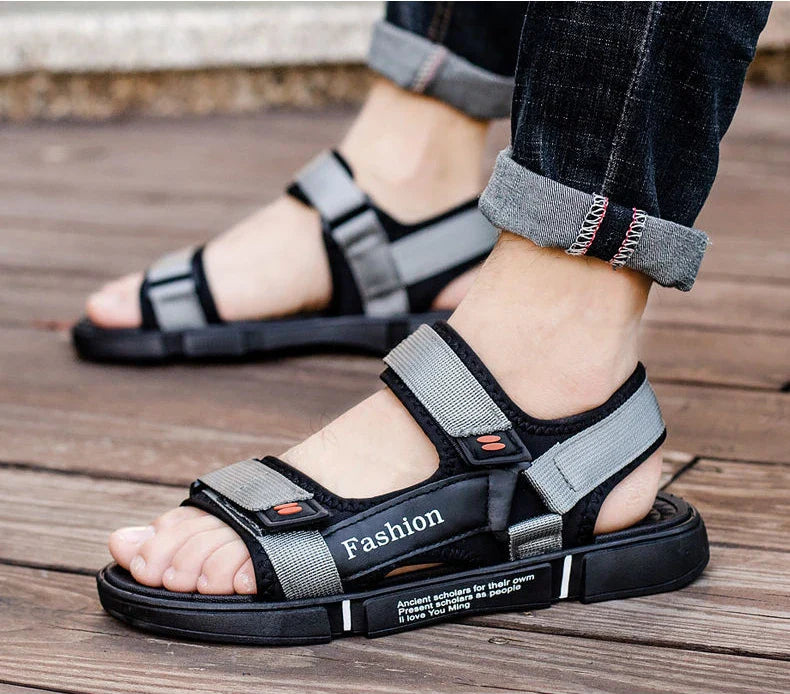 Vue latérale de sandales en mesh respirant avec fermeture velcro