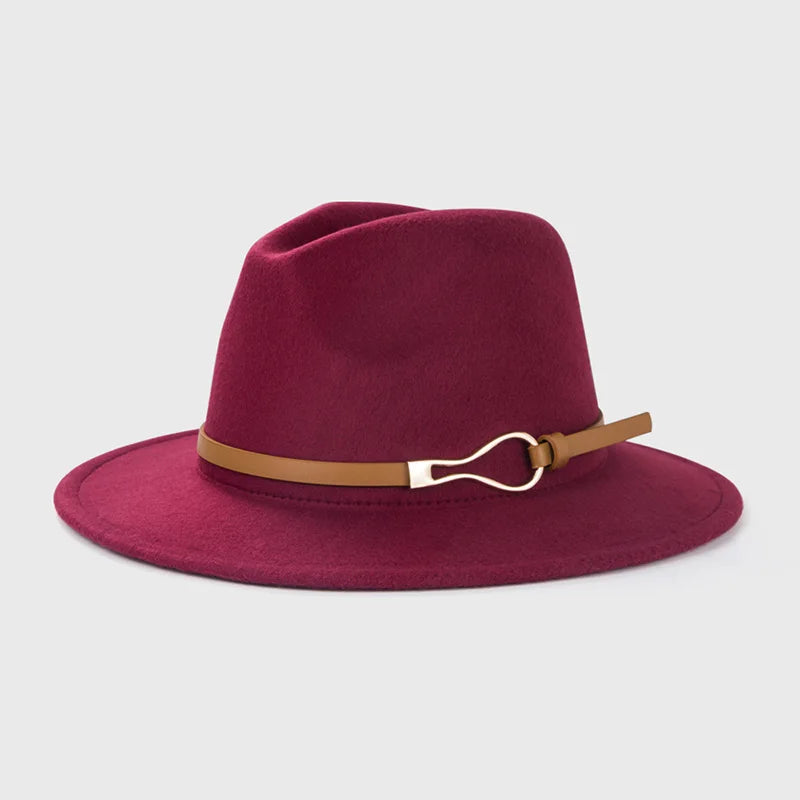 Jeune femme portant un Fedora en laine, marchant dans une rue animée
