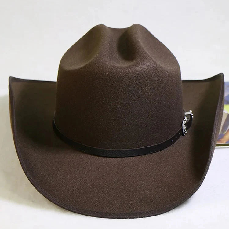 Chapeau cowboy posé sur une clôture en bois