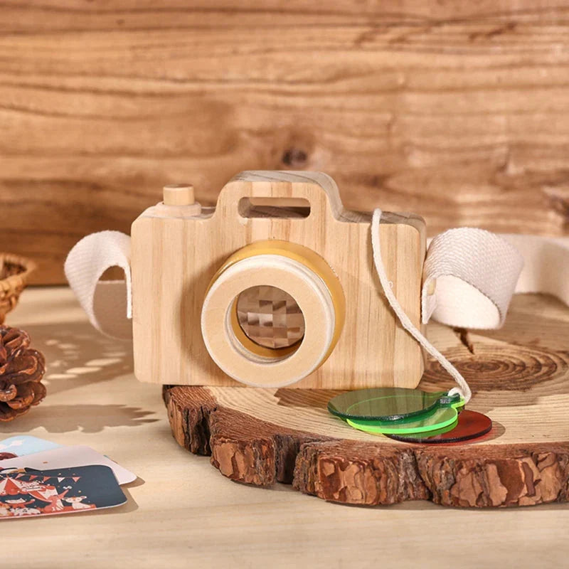 Appareil photo en bois dans les mains d'un enfant