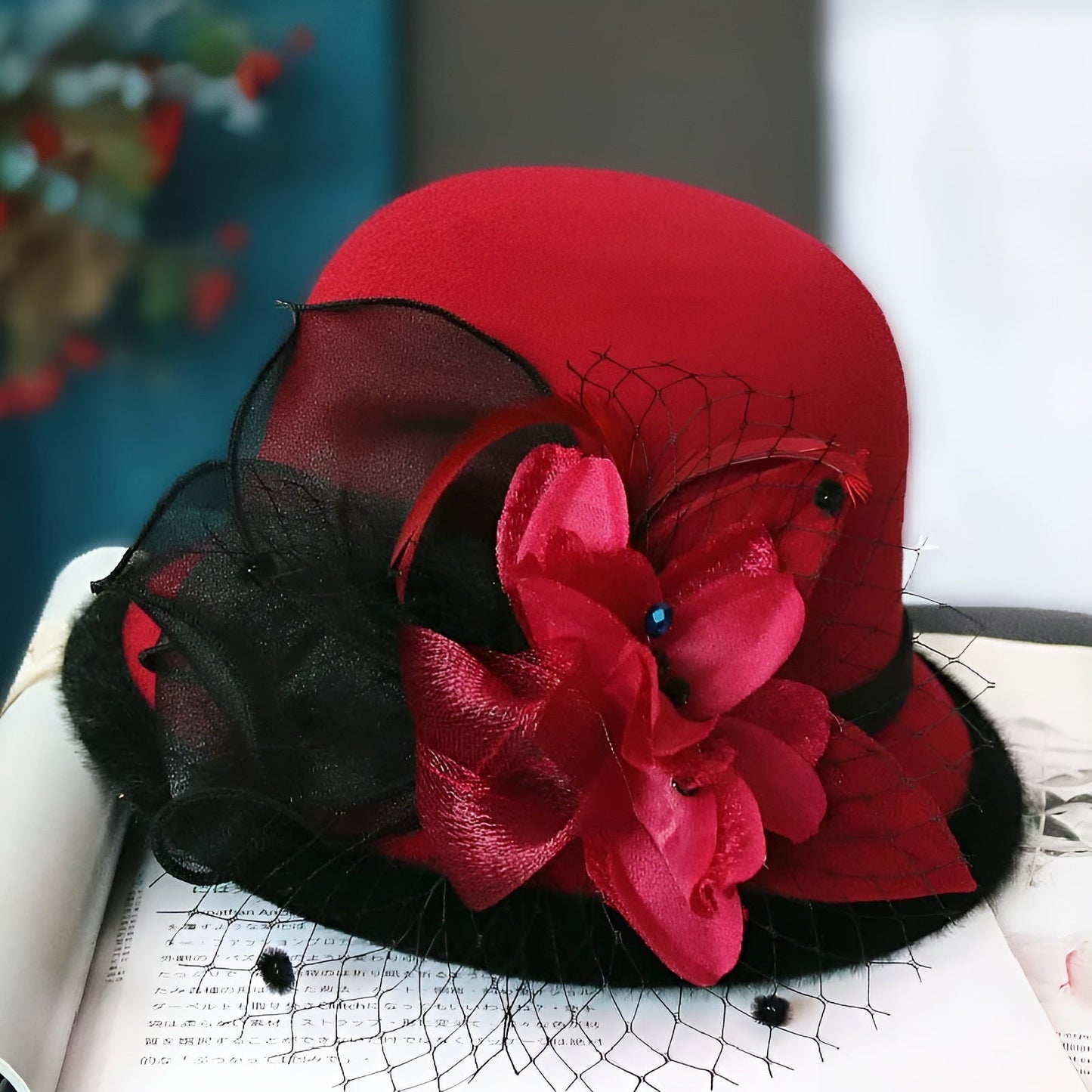 Femme ajustant un chapeau cloche devant un miroir