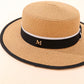 Vue latérale d'un chapeau Panama avec ruban noir
