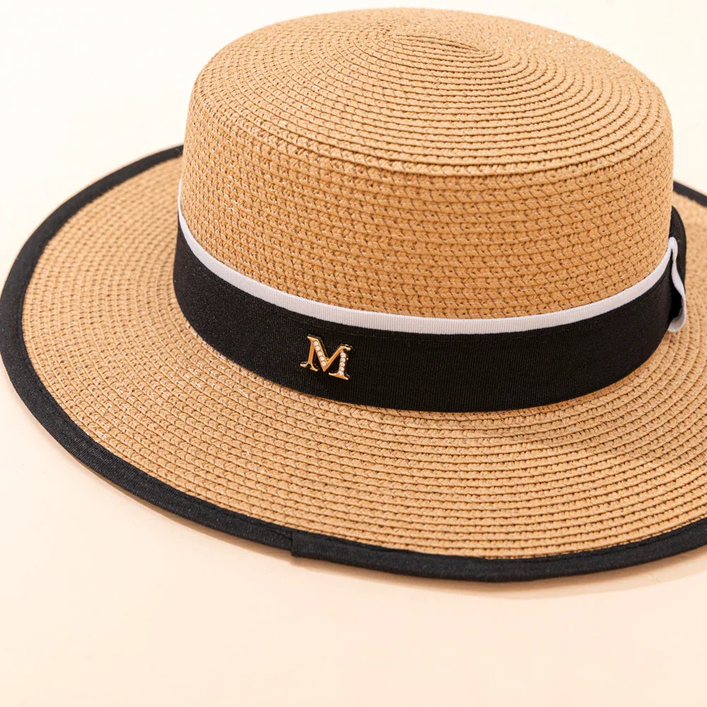 Vue latérale d'un chapeau Panama avec ruban noir