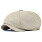 Casquette rétro-chic portée par un mannequin en extérieur