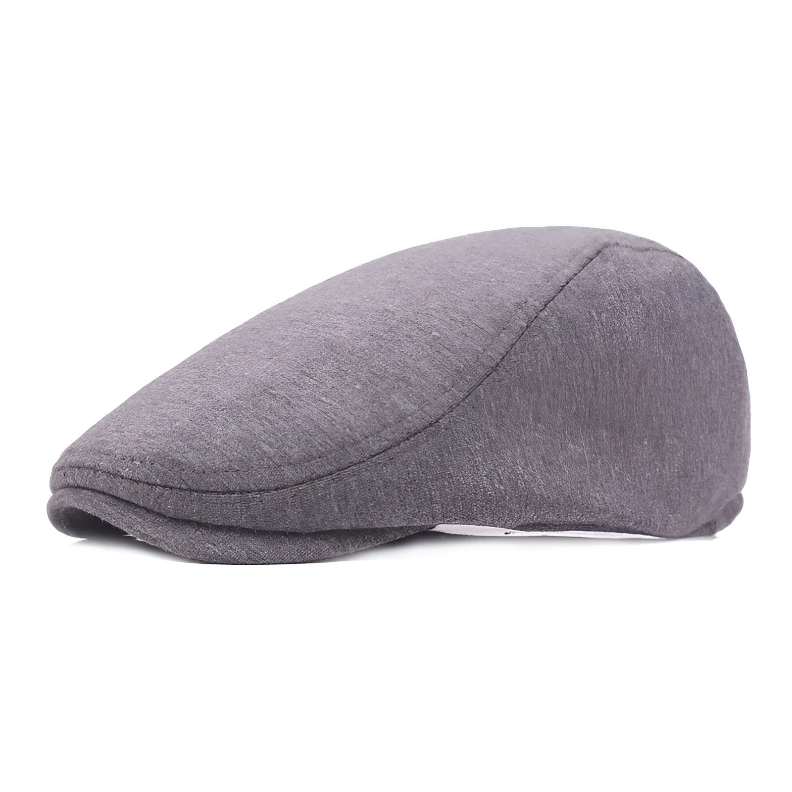 Homme assis avec béret, look décontracté et sophistiqué