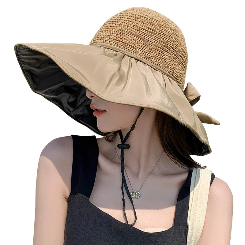 Chapeau de paille avec ruban noir, posé sur l'herbe