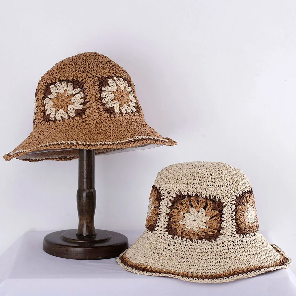 Chapeau de paille posé sur une table en bois