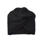 Bonnet en laine sur fond uni, mettant en avant la texture