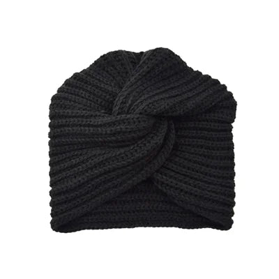 Bonnet en laine sur fond uni, mettant en avant la texture