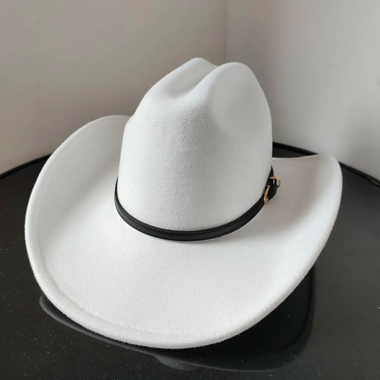 Gros plan sur la texture du cuir du chapeau