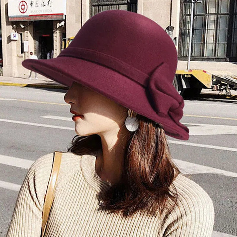 Détail du ruban décoratif sur chapeau cloche rétro