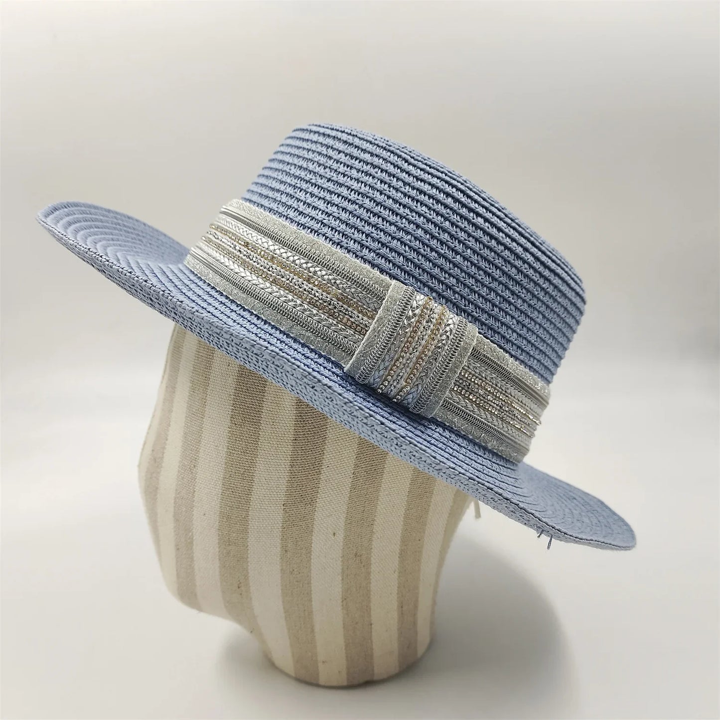Chapeau de paille sur une plage, mer en arrière-plan