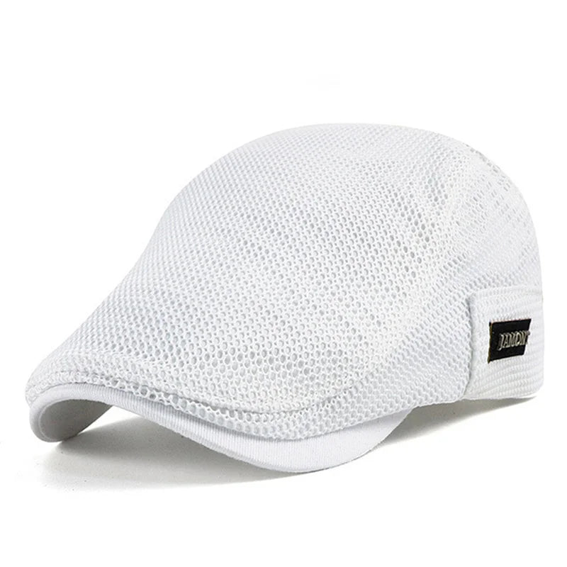 Béret posé à côté de lunettes de soleil sur une chaise
