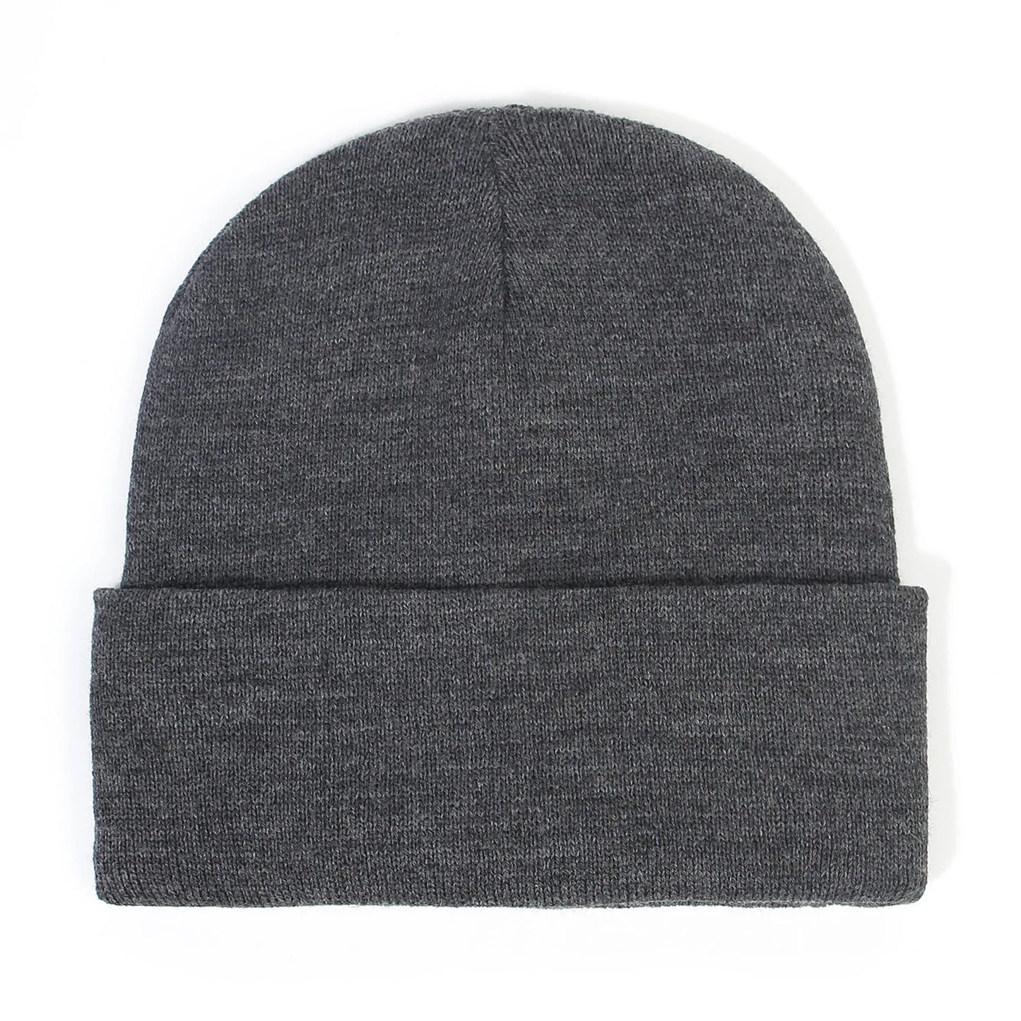 Femme portant un bonnet en satin, cheveux bouclés visibles