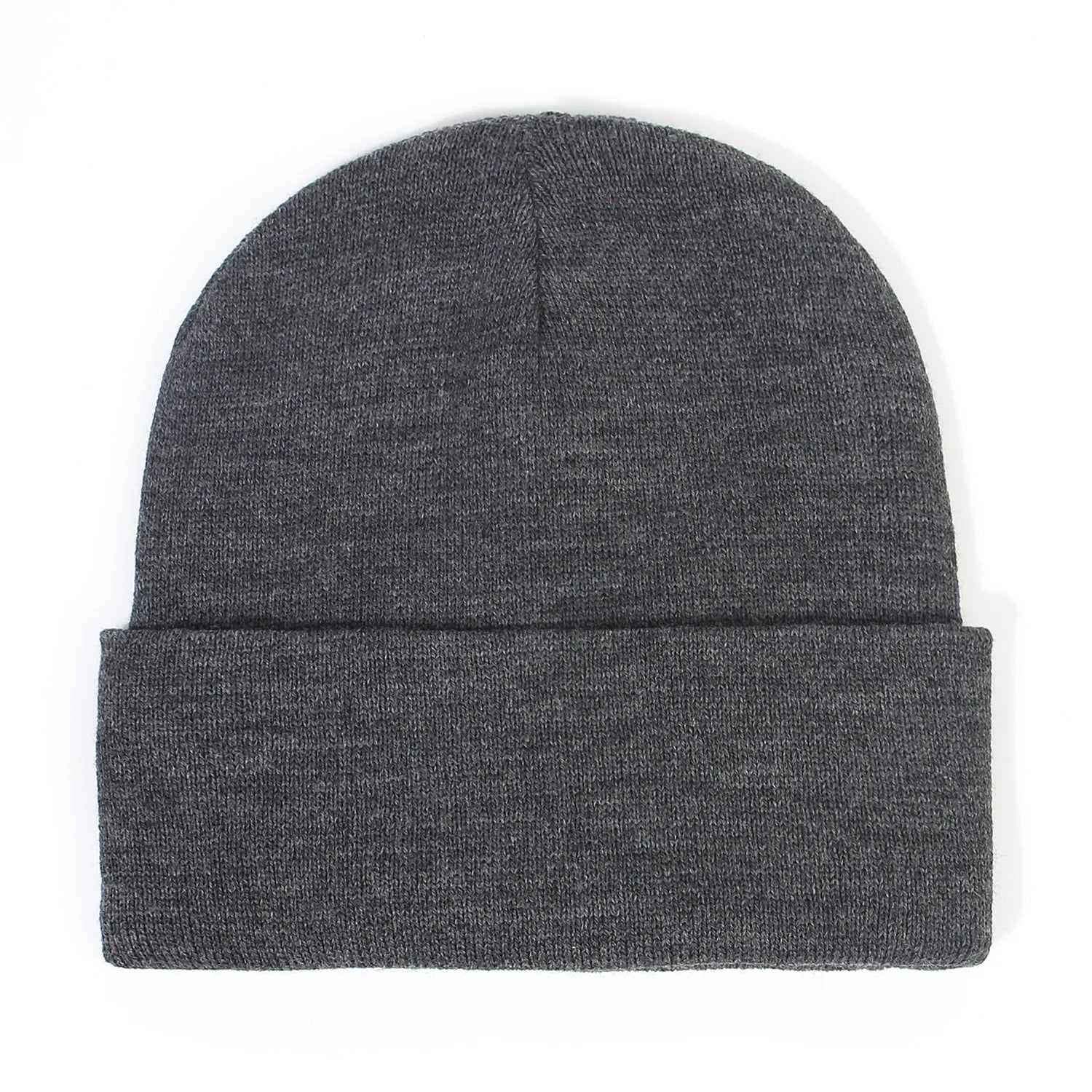 Femme portant un bonnet en satin, cheveux bouclés visibles