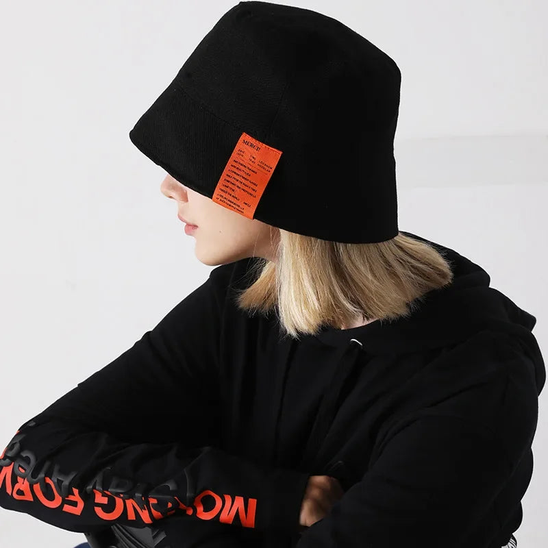 Bob uni avec étiquette contrastée sur fond blanc