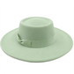 Détail du bord d'un chapeau fedora en feutre brun