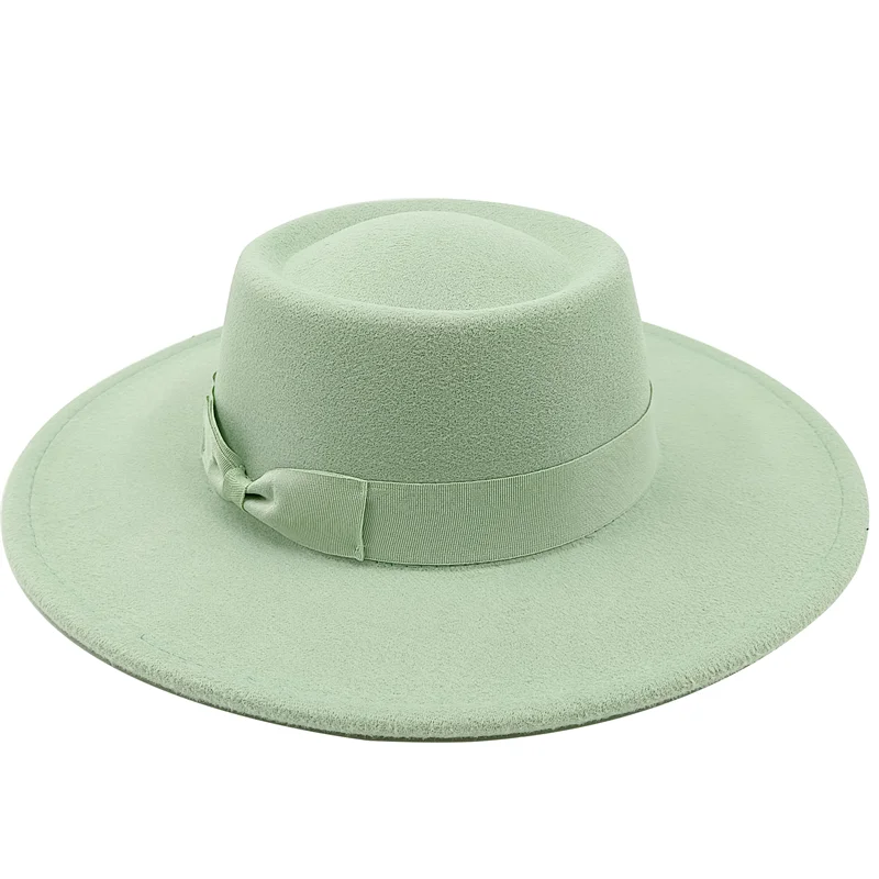 Détail du bord d'un chapeau fedora en feutre brun