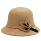 Vue latérale d'un chapeau cloche avec ruban décoratif
