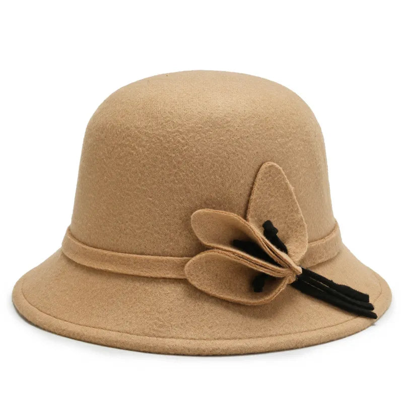 Vue latérale d'un chapeau cloche avec ruban décoratif