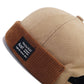 Bonnet marron texturé, écusson brodé en détail