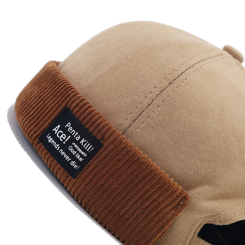 Bonnet marron texturé, écusson brodé en détail