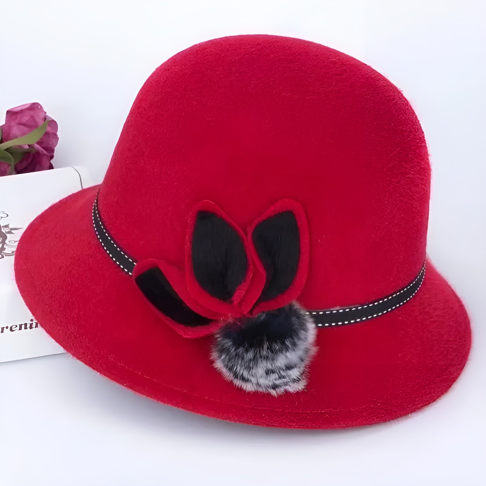 Chapeau cloche sur mannequin, mise en scène élégante