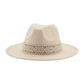 Chapeau fedora beige sur fond blanc minimaliste