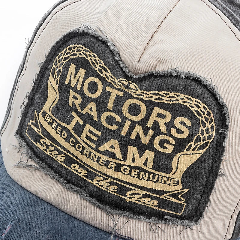 Casquette vintage sur fond blanc, broderies visibles