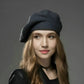 Détail de la couture fine du béret en coton