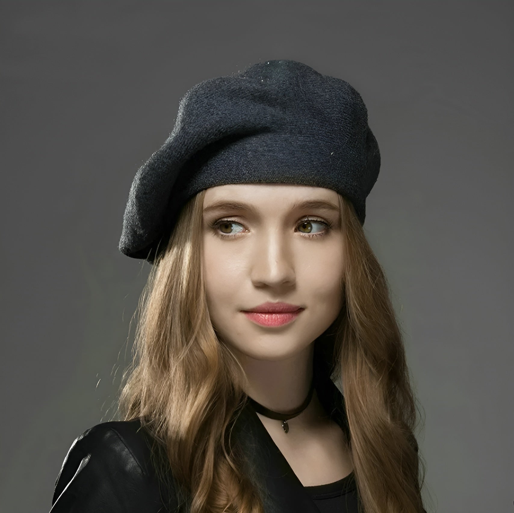 Détail de la couture fine du béret en coton
