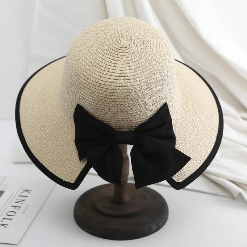 Chapeau de paille avec bordure décorative, vue latérale