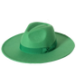Chapeau Fedora en coton, exposé sur un présentoir