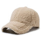 Vue latérale d'une casquette en polaire marron montrant le profil