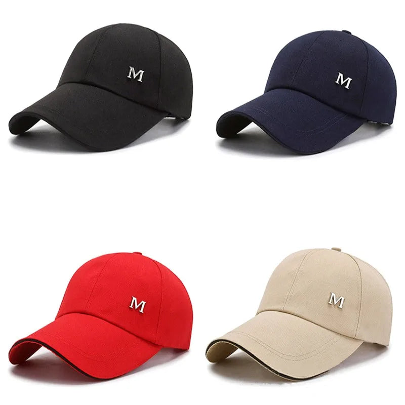 Casquette rouge posée sur une surface en bois
