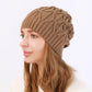 Bonnet en laine avec motif torsadé géométrique, vue de face