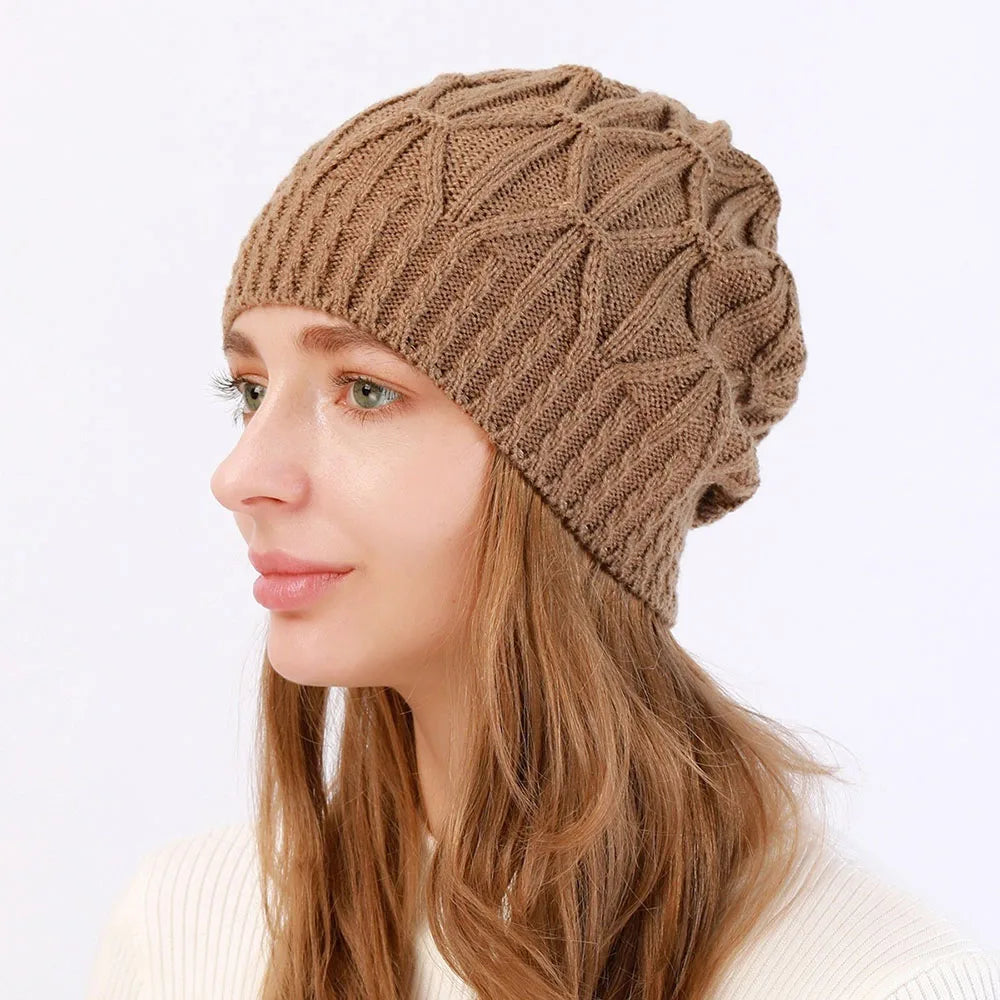 Bonnet en laine avec motif torsadé géométrique, vue de face
