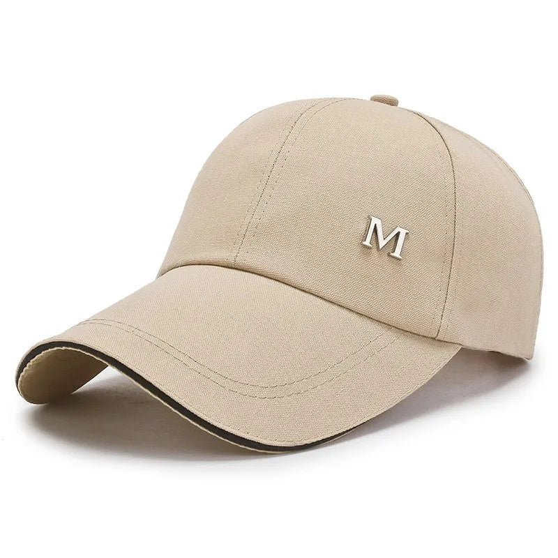 Casquette bleue avec vue de dessus et broderie