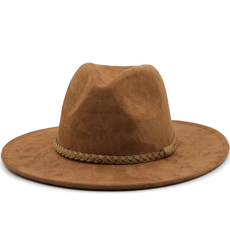 Homme portant un Fedora marron dans un parc