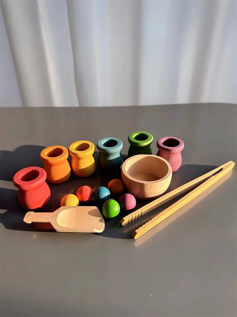 Poupées en bois pastel rangées dans des pots assortis