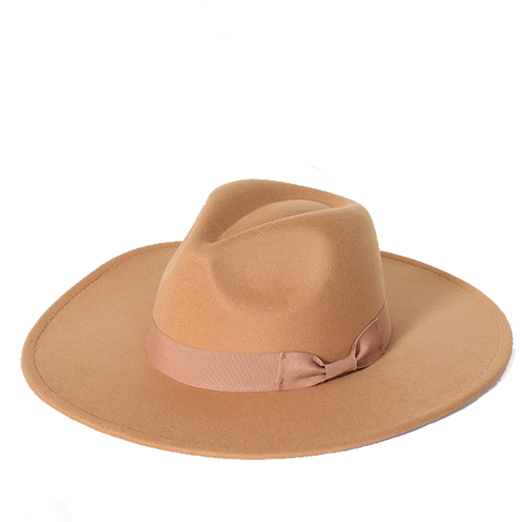 Chapeau Fedora coloré, présenté dans un cadre naturel