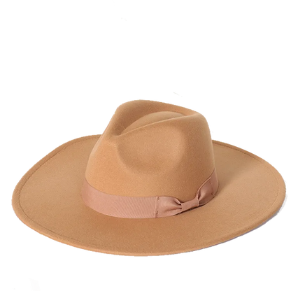 Chapeau Fedora coloré, présenté dans un cadre naturel
