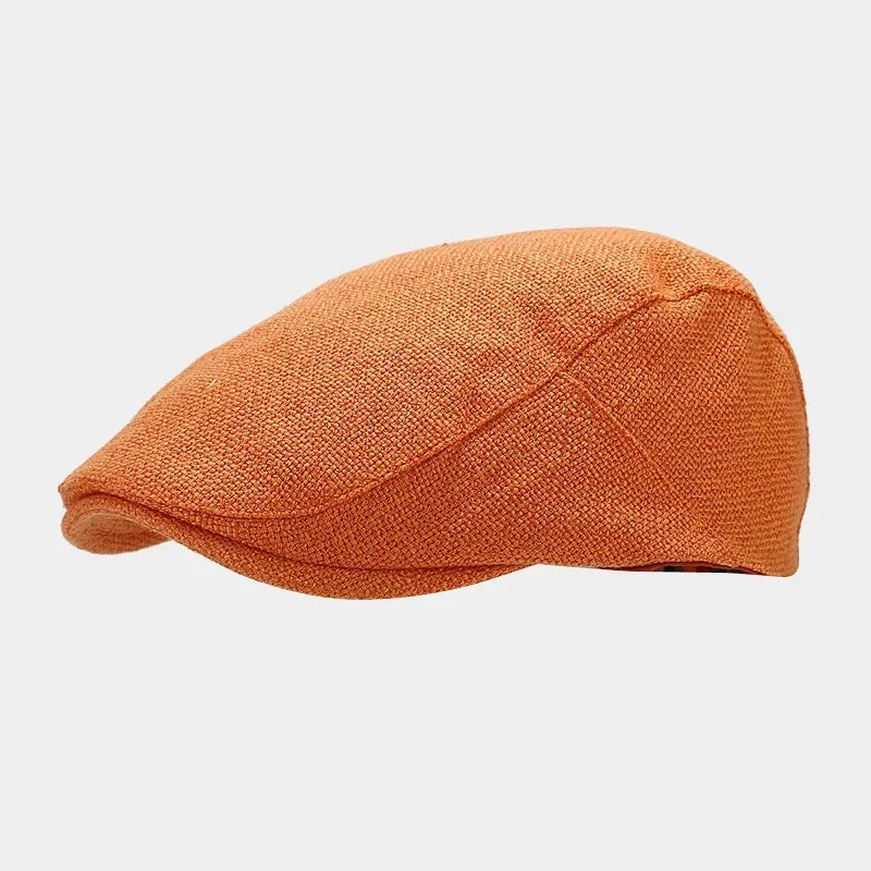 Homme assis portant un béret gris, regard pensif