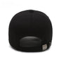 Casquette moderne en lin sur fond neutre