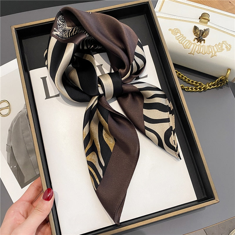 Foulard en soie drapé sur cheveux, style chic et raffiné