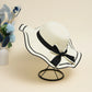Détail du tissage d'un chapeau de paille léger