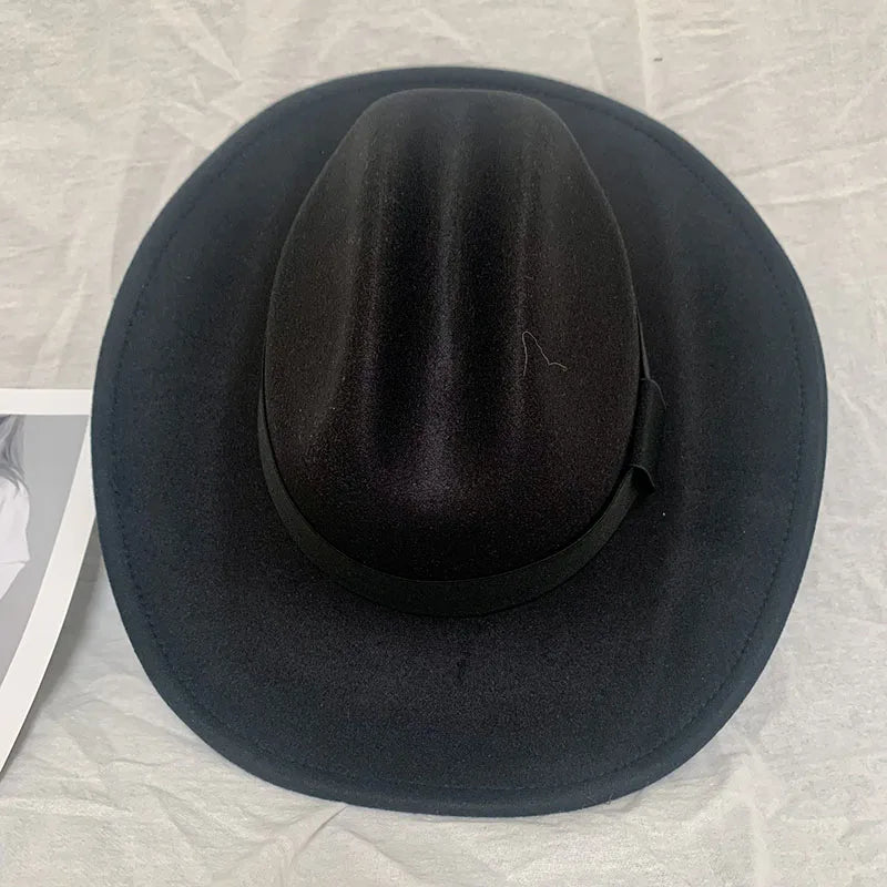 Chapeau cowboy porté par une personne en extérieur