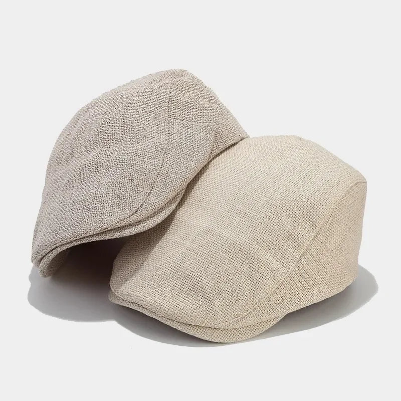 Homme souriant avec béret beige, ambiance urbaine