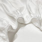 Drap-housse en soie sur un lit, vue de côté