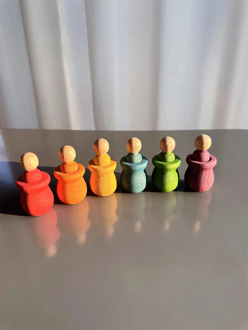 Enfant concentré sur le tri des pièces en bois